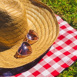 a hat and sunglasses